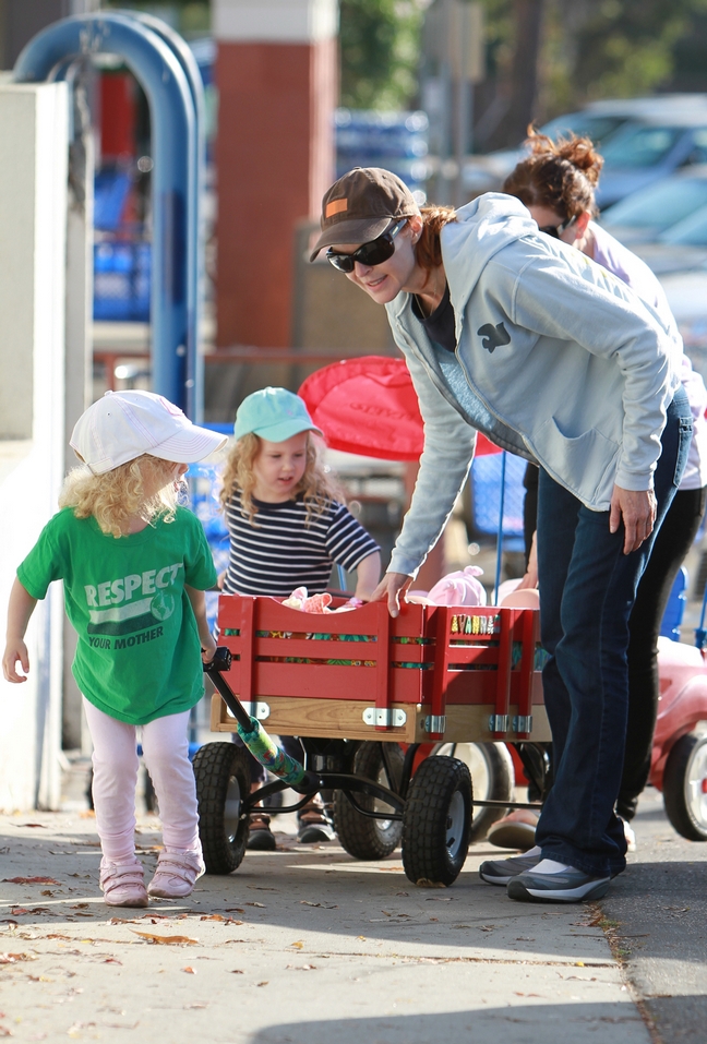 Marcia Cross, wagons, baseball hat, jeans, black tshirt, 